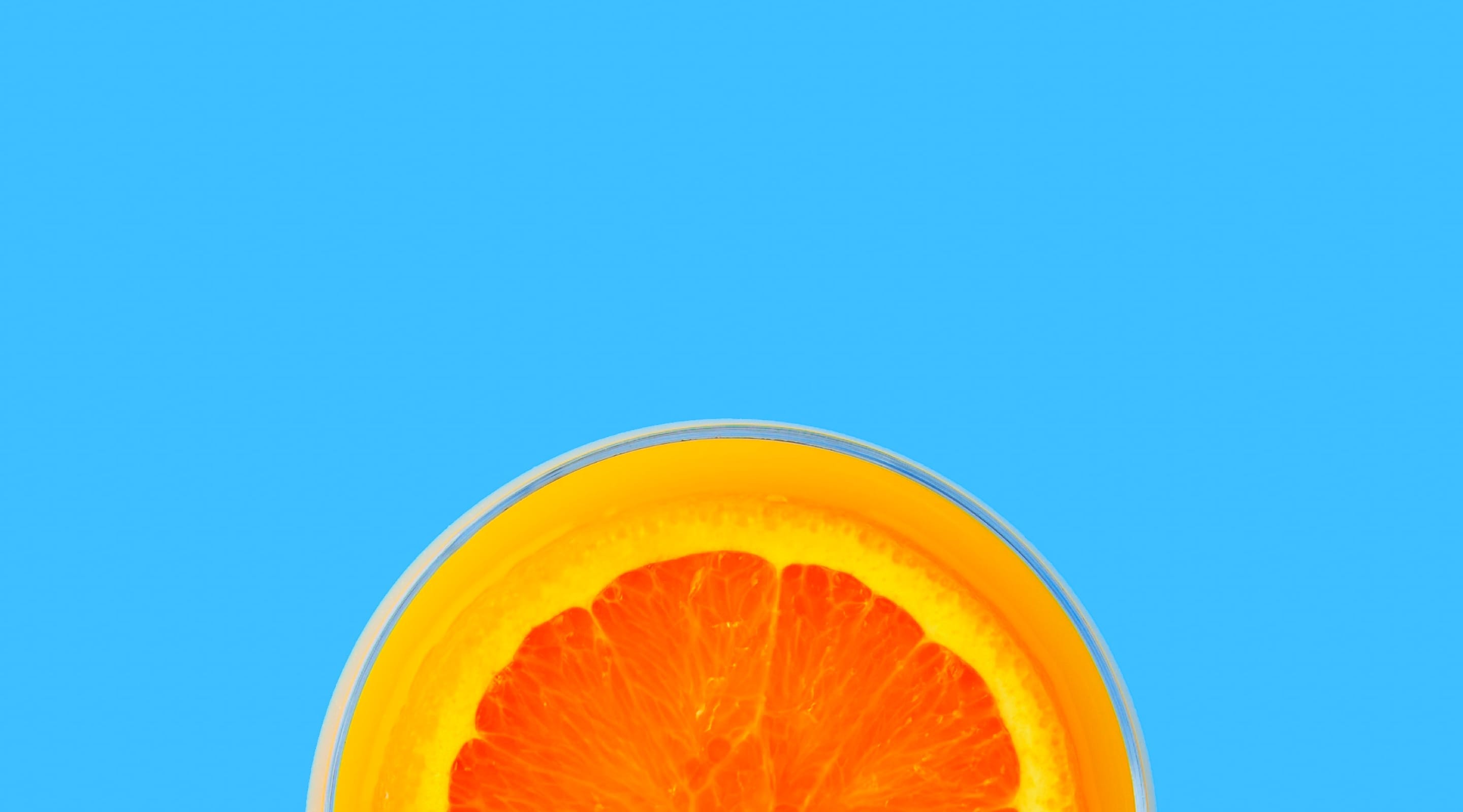 tranche d'orange visé par une flèche reliée au titre, sur fond bleu, esthétique